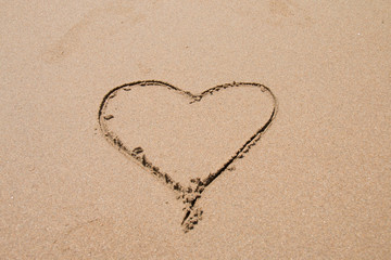 Fototapeta na wymiar Heart drawn on the beach
