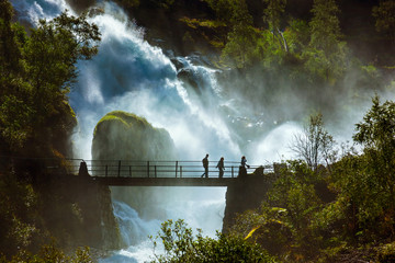 Fototapeta premium Wodospad w pobliżu lodowca Briksdal - Norwegia