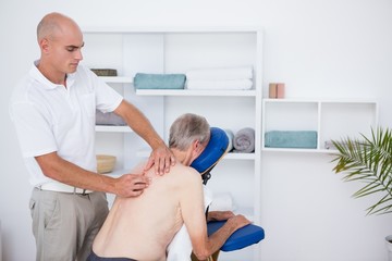 Obraz premium Man having back massage 