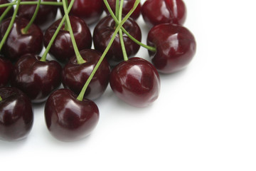 ciliegie su sfondo bianco