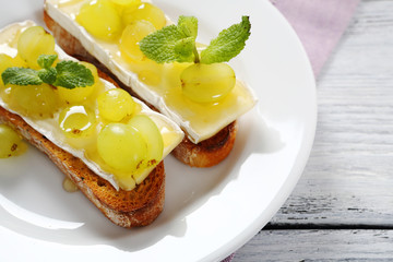 crostini with cheese and grapes