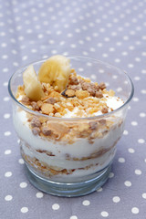 Yogurt cereali e banane