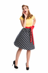 Hübsches Pin up Mädchen ruft laut