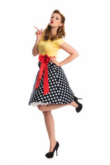 Pin up Mädchen zeigt auf etwas