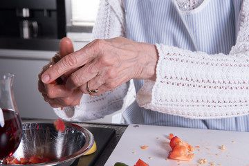 Detail aktive Seniorin mit Paprika