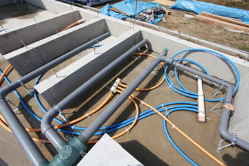 住宅の基礎工事　床下の配管　下水　給水　排水　給湯器のパイプ