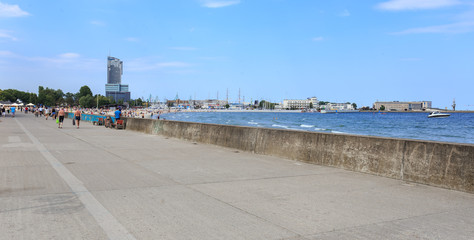 Bulwar Nadmorski w Gdyni. Widok w kierunku plaży, Mola Południowego z prtem I marina oraz wieżowca Sea Towers - obrazy, fototapety, plakaty