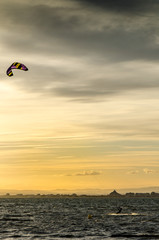 Kite surfer bei Sonnenuntergang vor Grande Motte