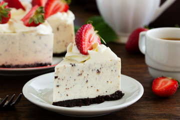 Creamy cheesecake with chocolate Oreo biscuits and strawberries.