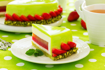 Cake with vanilla yogurt and strawberry mousse covered with a mirror coating.