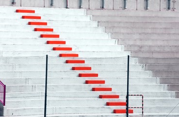 Fototapeta premium Czerwone stopnie na trybunach stadionów piłkarskich
