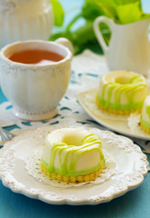 Small cheesecake with lime and dietary cheese.