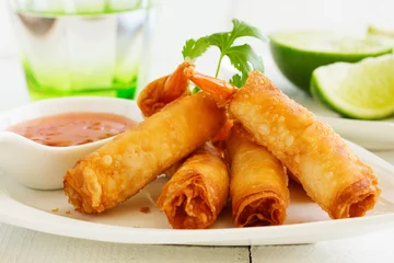 Cercles muraux Entrée Spring rolls with shrimp with sweet chili sauce. Asian cuisine.