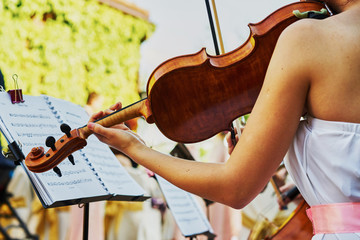 The violinist plays on a buffet table in the street