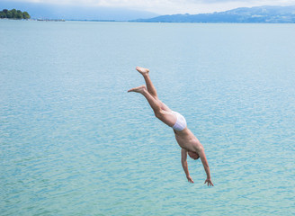 jeune garçon plongeant dans l'eau