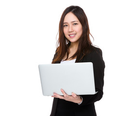 Naklejka premium Businesswoman use of notebook computer