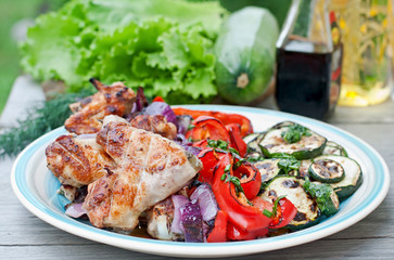Grilled chicken wings with vegetables
