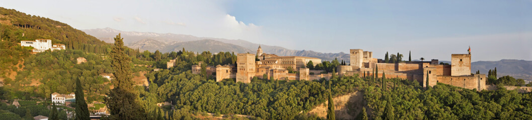 Fototapeta na wymiar Granada - panorama of Alhambra palace and fortness complex.