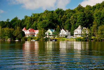 Fototapeta na wymiar Häuser am Tupper Lake, USA
