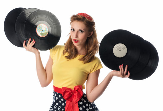 Frau im Rockabilly Kleid präsentiert Schallplatten als Werbefläche 