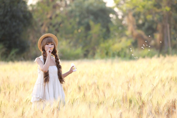 Obraz premium Asian girl on wheat