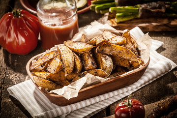 Spicy potato wedges with fresh tomato juice
