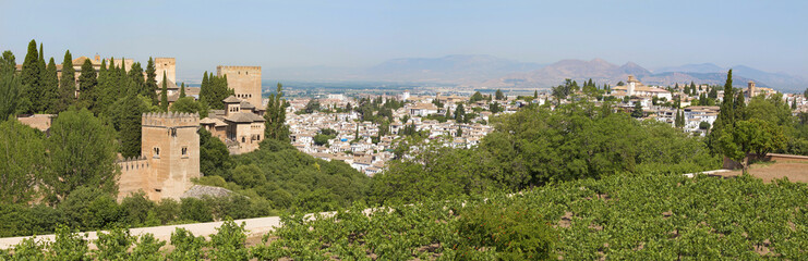 Fototapeta na wymiar Granada - panorama of Alhambra and town from Generalife gardens.