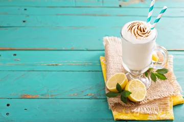 Photo sur Plexiglas Milk-shake Milkshake au citron avec meringue sur le dessus
