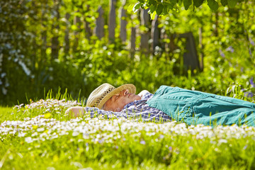 Gärtner liegend Wiese Blumen Sonne schlafen