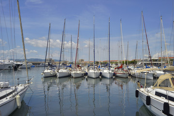 Fototapeta premium Voiliers au port de Saint-Raphaël (83700), département du Var en région Provence-Alpes-Côte-d'Azur, France
