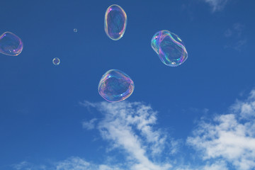 Bańki mydlane na tle nieba