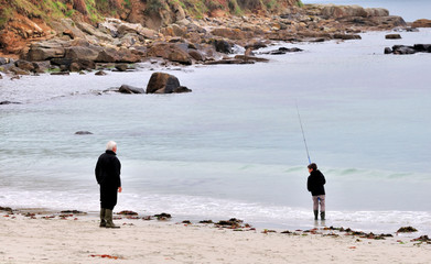 Un grand-père apprend à son petit fils à pêcher