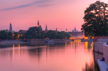 Wrocław nad Odrą po zachodzie słońca