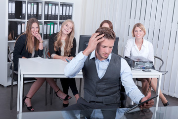 Businessfrauen schwärmen von Businessmann im Büro Porträt