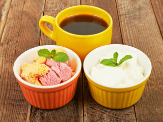 Obraz na płótnie Canvas Ice cream in a bowl on a saucer and flower