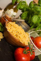 Leckerer Salat mit Pesto und Tomaten Mozzarella