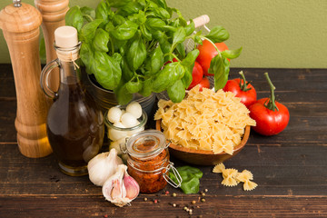 Leckerer Salat mit Pesto und Tomaten Mozzarella