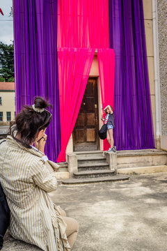 Femme photographiant une fillette pendant la Fête des Mousselines 