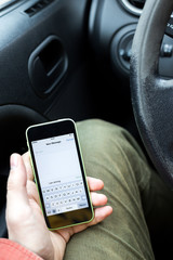 wrinting sms on smartphone during drive
