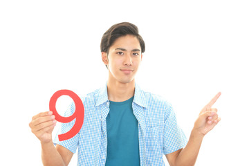 数字の9を持つ男性