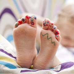 Naklejka premium Painted childrens fingers feet