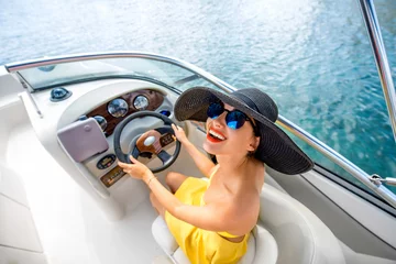Crédence de cuisine en verre imprimé Naviguer Woman driving yacht