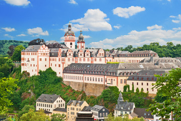 Fototapeta na wymiar Das Weilburger Schloss über Altstadt und Lahn