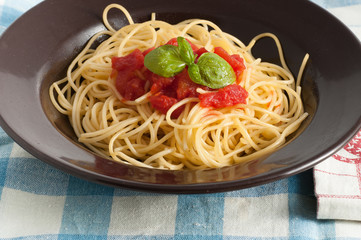 spaghetti with fresh tomato and basil
