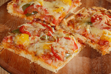 Pizza mit Paprika, Tomaten, Schinken, Zwiebeln, Käse