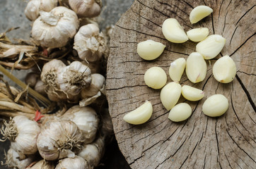 raw garlic on a wooden
