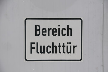 Hinweisschild Fluchttüre