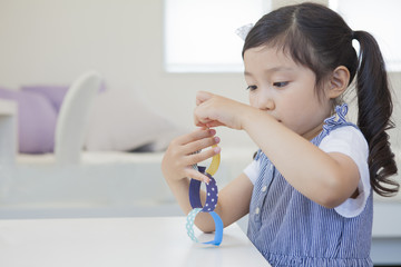 家で遊ぶ女の子