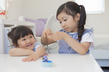 家で遊ぶ女の子