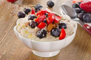 Oatmeal with Berries and nuts  for a Healthy Breakfast.